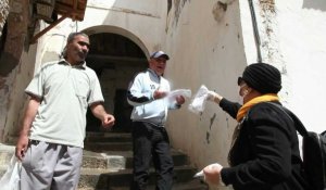 Coronavirus: une association distribue des masques dans la Casbah d'Alger