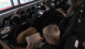 Coronavirus: des élèves vont à l'école dans le plus grand stade de Copenhague
