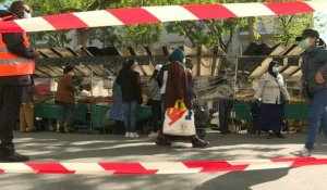 Film plastique et étals réduits: à Paris, les marchés rouvrent avec de strictes mesures sanitaires