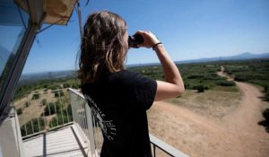 Les guetteurs de feux, isolés du monde pendant deux mois, surveillent la Provence
