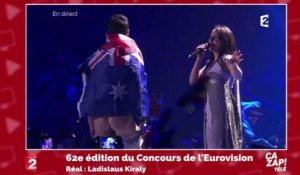Un homme fait irruption sur la scène de l'Eurovision et montre ses fesses !