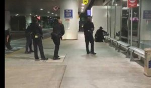 Scènes de panique à l'aéroport de Los Angeles, un homme déguisé en Zorro arrêté