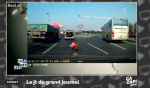 Un enfant tombe de voiture sur l'autoroute !