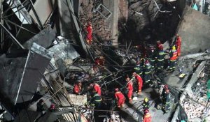 Shanghai: recherches sur le site de l'effondrement d'un immeuble