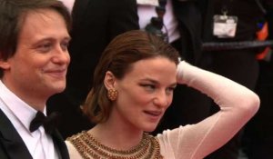 Cannes: les acteurs d'"Une vie cachée" de Malick sur les marches