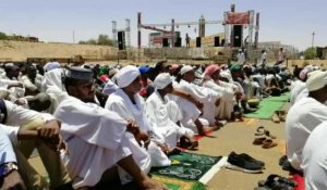 Des manifestants soudanais participent aux prières du vendredi