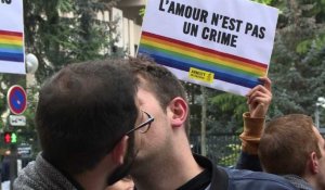 Homophobie en Tchétchénie: un "kiss-in" devant l'ambassade russe