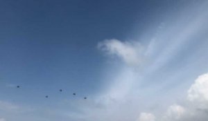 135 soldats parachutistes US s'élancent au dessus du Mont