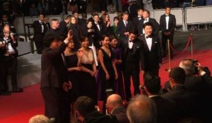 L'équipe du film "Parasite" foule le tapis rouge de Cannes