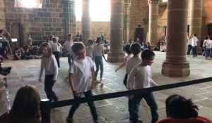 Des écoliers Manchois dansent les légendes du Mont-Saint-Michel