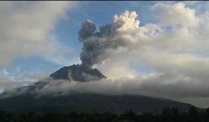 Indonésie: le volcan Sinabung en éruption