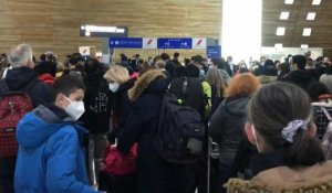 La foule de retour à l'aéroport Paris-Charles de Gaulle à quelques jours de Noël