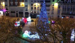 Douai: des familles célèbrent le Nouvel An en centre-ville en plein couvre-feu