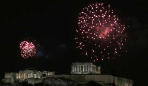 Nouvel an: feux d'artifice au-dessus de l'acropole à Athènes