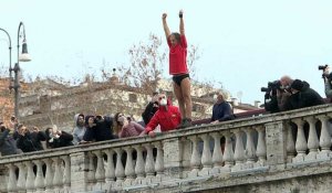Rome : le traditionnel saut de l'ange du Nouvel an
