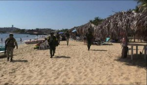 Mesures anti-covid au Mexique: des soldats patrouillent sur une plage d'Acapulco