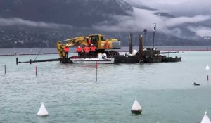 Les pêcheurs accusent le chantier de la boucle d'eau d'avoir détruit une partie des herbiers de la baie d'Annecy