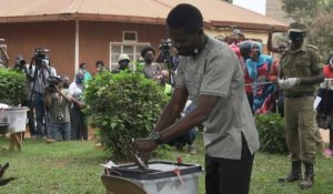 Présidentielle en Ouganda: le candidat de l'opposition Bobi Wine vote