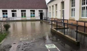 L’eau envahit la cour de l’école d’Hesdigneul-lès-Boulogne