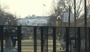 USA: clôtures de sécurité et blocs de béton autour de la BLM Plaza à Washington