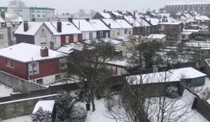 Arras: neige sur les toits et dans les jardins du centre-ville
