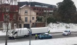 Arras: un camion de retour du marché en difficulté avec la neige, boulevard de la Liberté