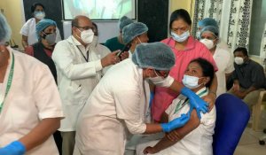 Bangalore: Le personnel médical se fait vacciner au début de la méga-campagne de vaccination en Inde