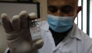 Virus: des soignants palestiniens reçoivent le vaccin Moderna livré par Israël
