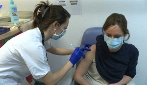 Premières injections du vaccin AstraZeneca administrées aux professionnels de santé en France