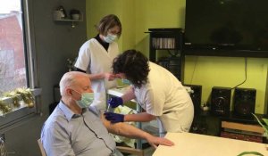 Albert, 81 ans, est le premier résident des EHPAD du centre hospitalier d'Armentières à se faire vacciner contre le coronavirus