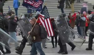 La police anti-émeute arrive au Capitole après l'assaut des partisans de Trump