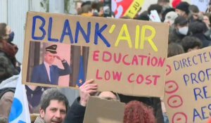 Grève dans l'Education nationale: à Lyon, la manifestation se termine en chansons devant le rectorat