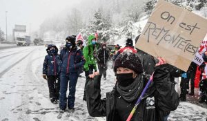 Des saisonniers barrent une autoroute pour réclamer l'ouverture des stations de ski