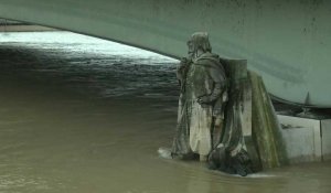 Crue de la Seine: 4,30m à Paris, le Zouave du pont de l'Alma toujours les pieds dans l'eau