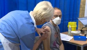 Royaume-Uni: des travailleurs de la santé se font vacciner contre le Covid-19