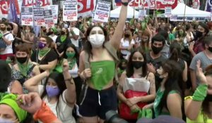 Légalisation de l'IVG : des argentins rassemblés devant le Parlement