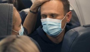 Dans l'avion du retour avec Alexeï Navalny : entre petites blagues et excuses