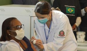 Vaccins: le Brésil se lance enfin, Bolsonaro critiqué pour le retard