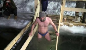 Epiphanie orthodoxe: des Russes plongent dans l'eau glacée