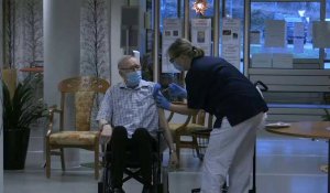 Covid-19: Un homme de 89 ans reçoit le vaccin en Suède