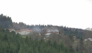 Gendarmes tués à Saint-Just: de la fumée s'échappe toujours de la maison du forcené