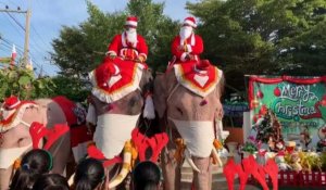 Thaïlande : des éléphants et leurs dresseurs déguisés pour Noël