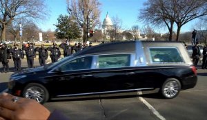 Hommage au policier tué lors de l'invasion du Capitole, destituer Trump fait débat