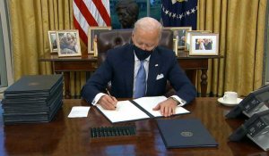 Biden signe une série de décrets dont le retour dans l'accord de Paris sur le climat