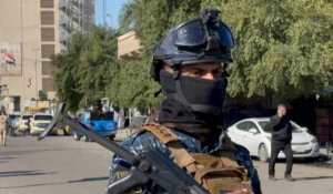 Des forces de sécurité sur le site d'un attentat suicide dans le centre de Bagdad