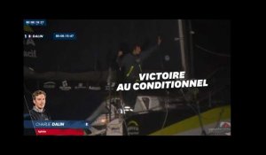 Charlie Dalin passe le premier la ligne d'arrivée du Vendée Globe 2021