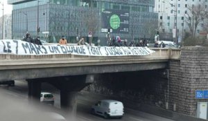 Retraites: des grévistes de la RATP déploient une banderole au-dessus du périphérique