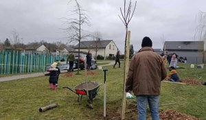 Saint-Amand-les-Eaux : séance de plantation au jardin participatif du Mont-des-Bruyères