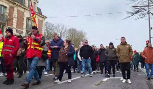 Ambiance dans le cortège contre la réforme des retraites à Calais le matin du samedi 11 mars