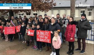 VIDÉO. Sarthe : des parents encerclent une école menacée de perdre une classe